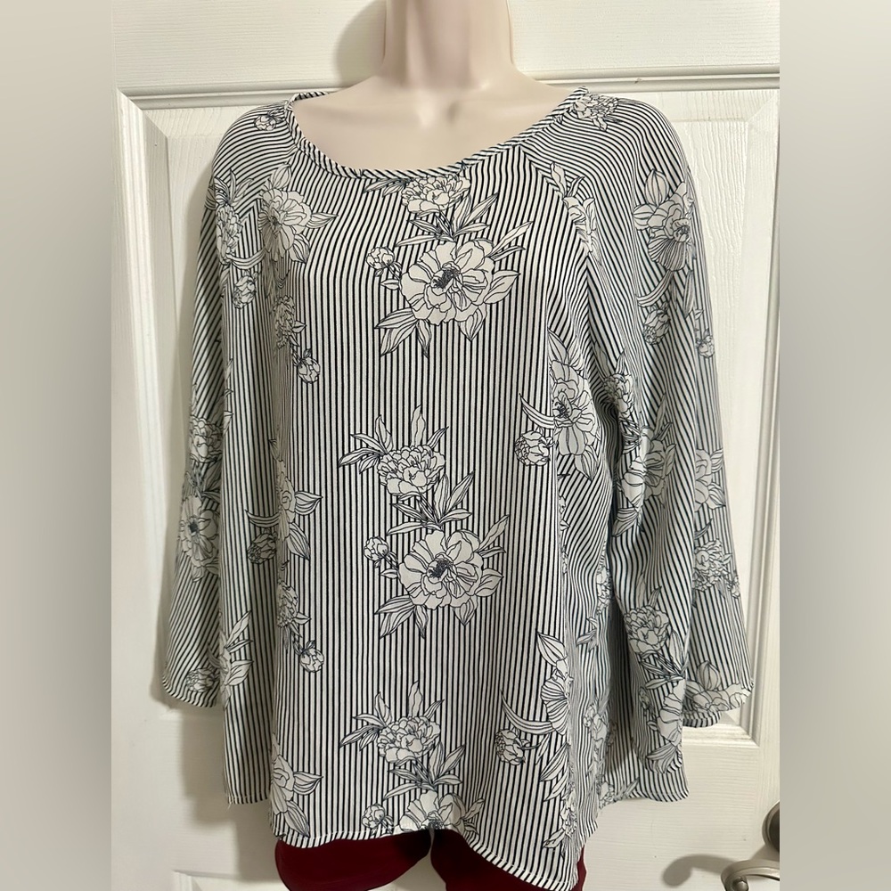 Beautiful black & white Blouse Size Medium